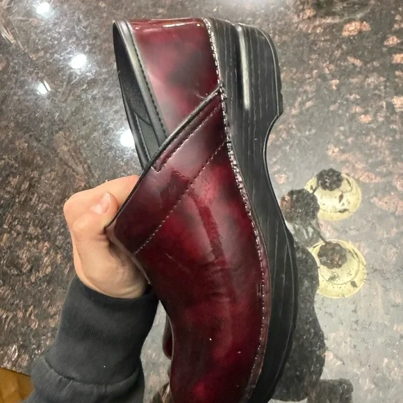 Dansko - patent leather clogs red/burgundy marbled color - Picture 5 of 9